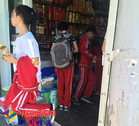 校园周边食品安全调查:超标辣条等问题零食充