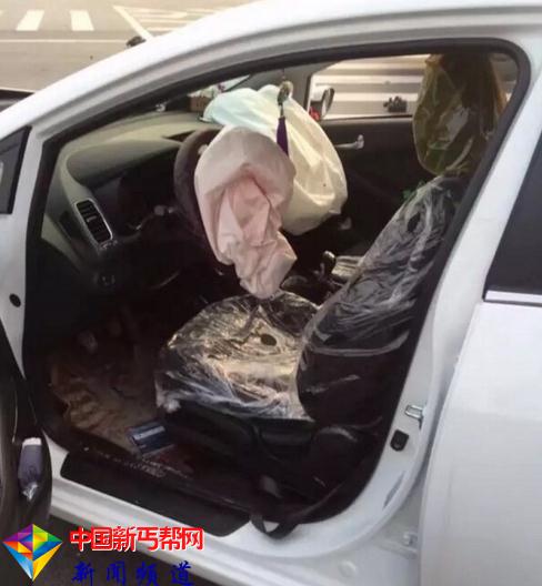 江苏盐城一新手女司机上路 刚出门就把新车撞